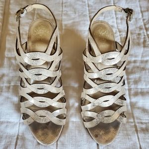 VINCE CAMUTO SIZE 8 GOLD MELLATLIC SANDALS